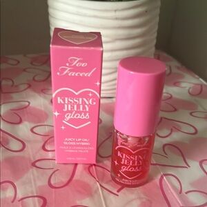 Too Faced Kissing Jelly Gloss
Sour watermelon
Top lid of box a little torn